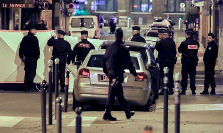 Paris Women Stabbed