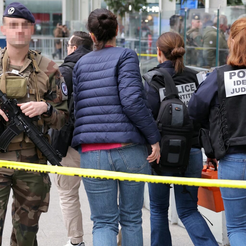 Paris Women Stabbed