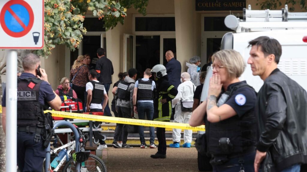 Toulouse police officers stabbed